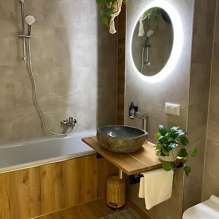 Butler Jungle - - Netflix - Big Box Apartment Haslach